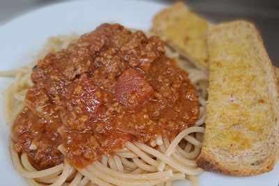 Spaghetti with Bolognaise Sauce and Garlic Bread.jpg
